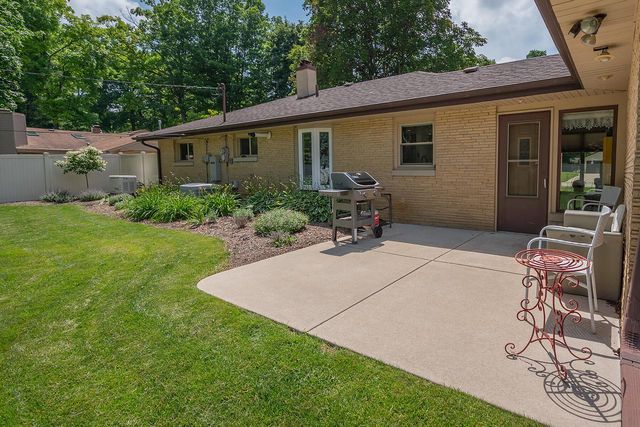 1618 S Wildwood DRIVE, New Berlin, WI 53151