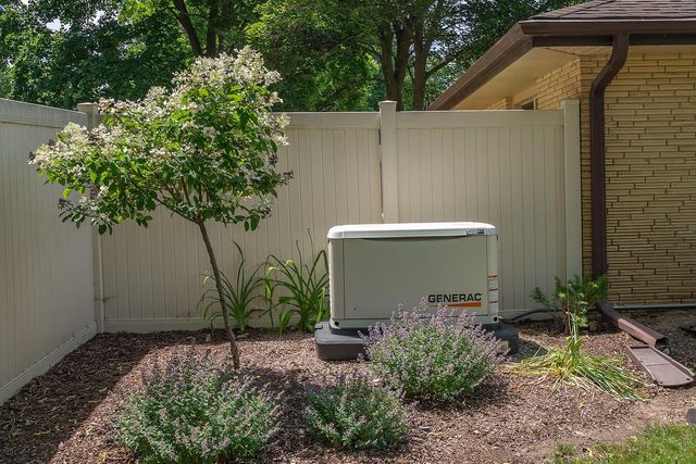 1618 S Wildwood DRIVE, New Berlin, WI 53151