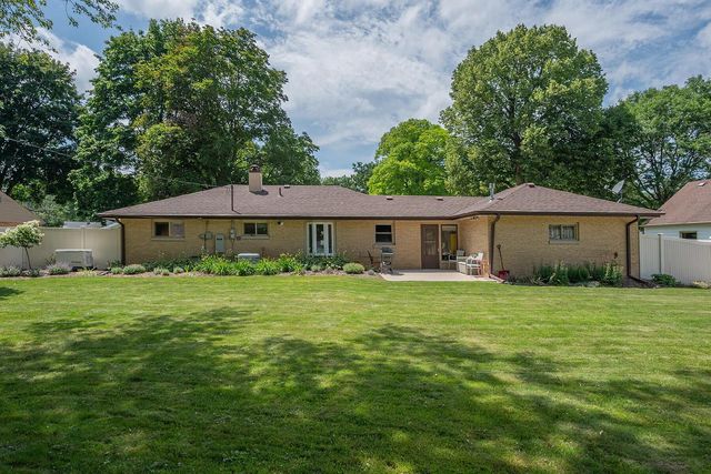 1618 S Wildwood DRIVE, New Berlin, WI 53151