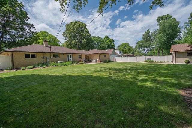 1618 S Wildwood DRIVE, New Berlin, WI 53151