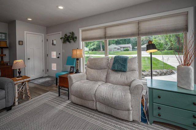 1618 S Wildwood DRIVE, New Berlin, WI 53151