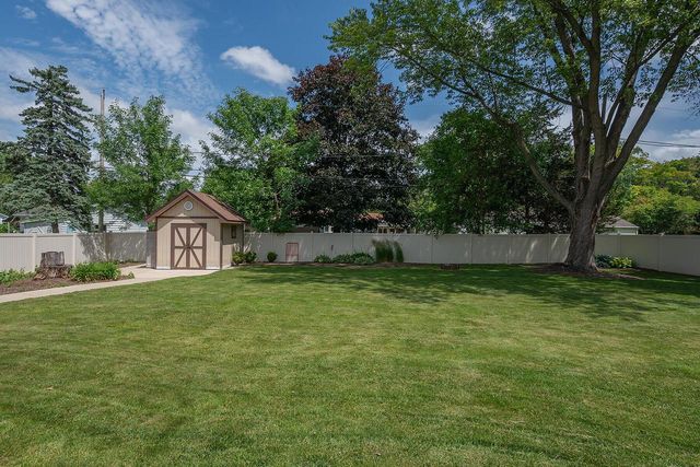 1618 S Wildwood DRIVE, New Berlin, WI 53151