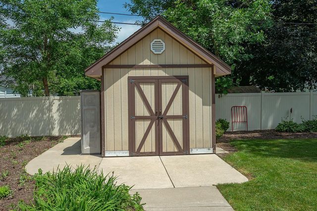 1618 S Wildwood DRIVE, New Berlin, WI 53151