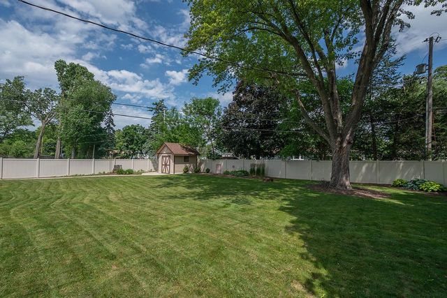 1618 S Wildwood DRIVE, New Berlin, WI 53151