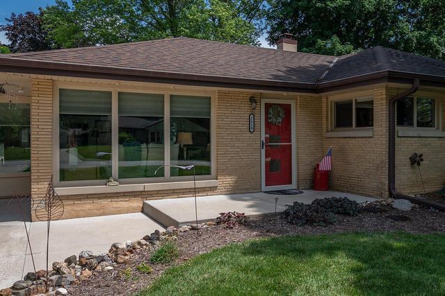 1618 S Wildwood DRIVE, New Berlin, WI 53151