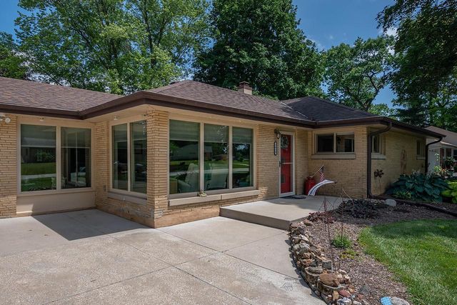 1618 S Wildwood DRIVE, New Berlin, WI 53151