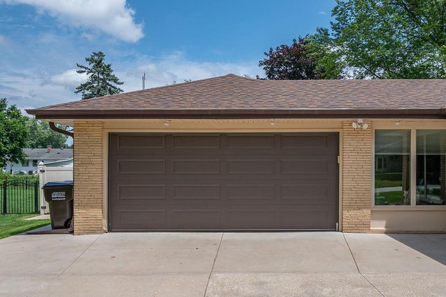 1618 S Wildwood DRIVE, New Berlin, WI 53151