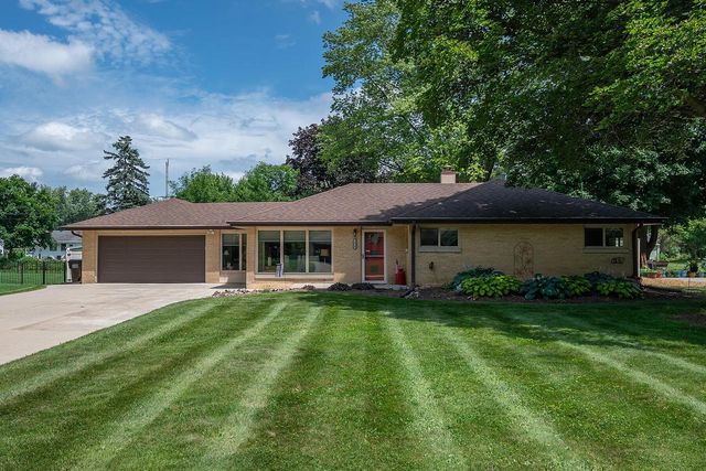 1618 S Wildwood DRIVE, New Berlin, WI 53151
