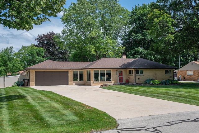 1618 S Wildwood DRIVE, New Berlin, WI 53151