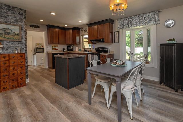 1618 S Wildwood DRIVE, New Berlin, WI 53151