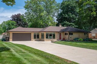 1618 S Wildwood DRIVE, New Berlin, WI 53151
