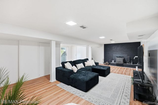 10469 Cooley Lake Road, Commerce Charter Township, MI 48382