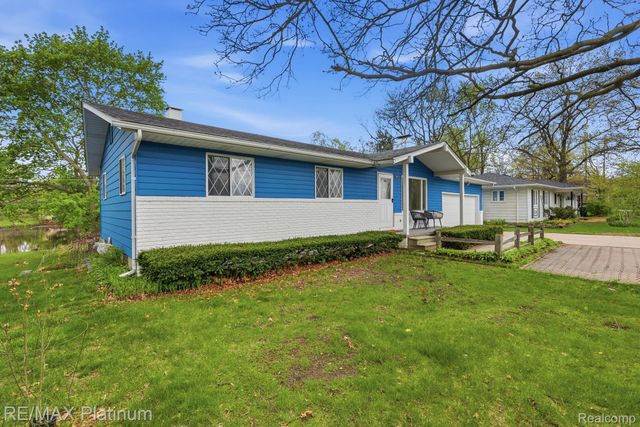 10469 Cooley Lake Road, Commerce Charter Township, MI 48382