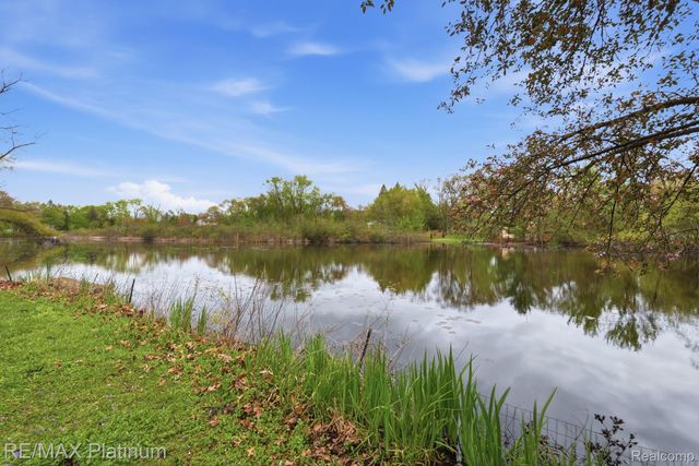 10469 Cooley Lake Road, Commerce Charter Township, MI 48382