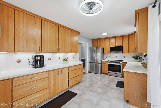 10469 Cooley Lake Road, Commerce Charter Township, MI 48382