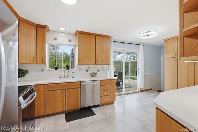 10469 Cooley Lake Road, Commerce Charter Township, MI 48382