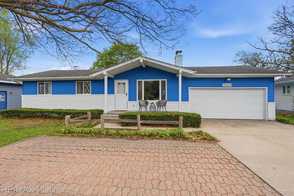 10469 Cooley Lake Road, Commerce Charter Township, MI 48382