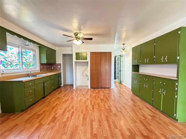 1861 Grange Road, Trenton, MI 48183
