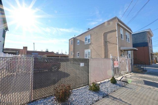 125 Malvern St, Newark City, NJ 07105
