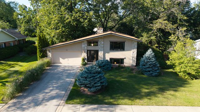 236 Monument Avenue, Barrington, IL 60010