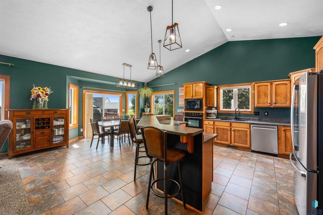 1516 N Maynard Ln Lane, Sioux Falls, SD 57110
