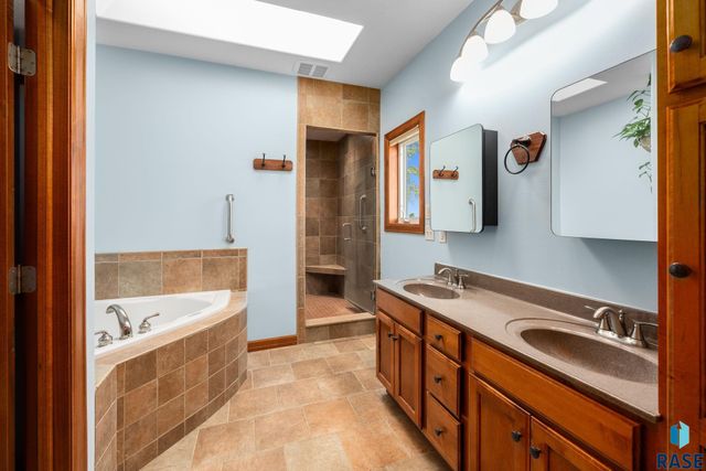 1516 N Maynard Ln Lane, Sioux Falls, SD 57110