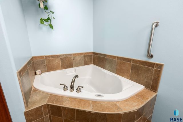 1516 N Maynard Ln Lane, Sioux Falls, SD 57110