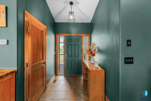 1516 N Maynard Ln Lane, Sioux Falls, SD 57110