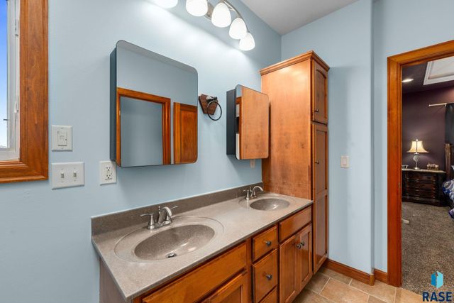 1516 N Maynard Ln Lane, Sioux Falls, SD 57110