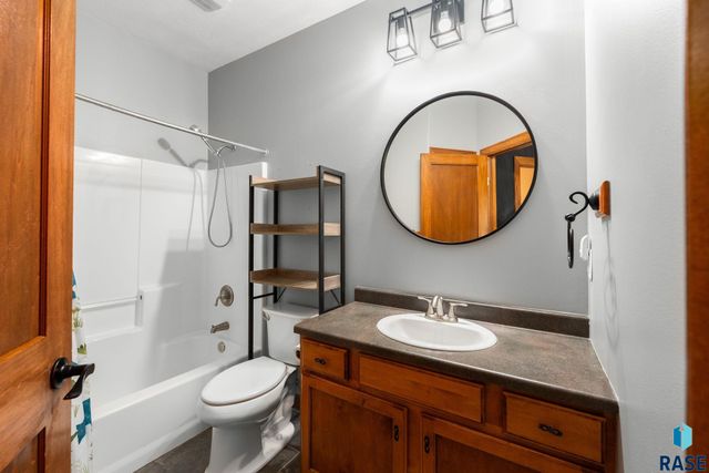 1516 N Maynard Ln Lane, Sioux Falls, SD 57110