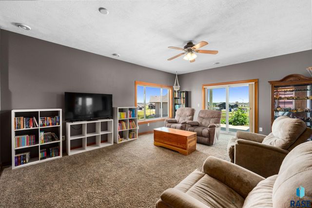 1516 N Maynard Ln Lane, Sioux Falls, SD 57110