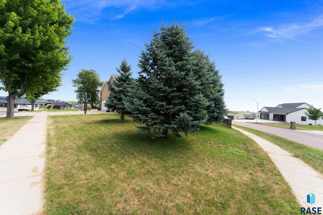 1516 N Maynard Ln Lane, Sioux Falls, SD 57110