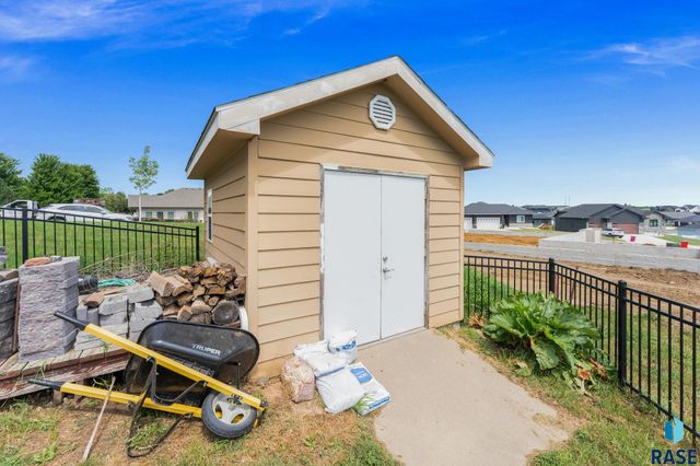 1516 N Maynard Ln Lane, Sioux Falls, SD 57110