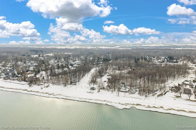 5851 Lakeshore Road, Fort Gratiot, MI 48059