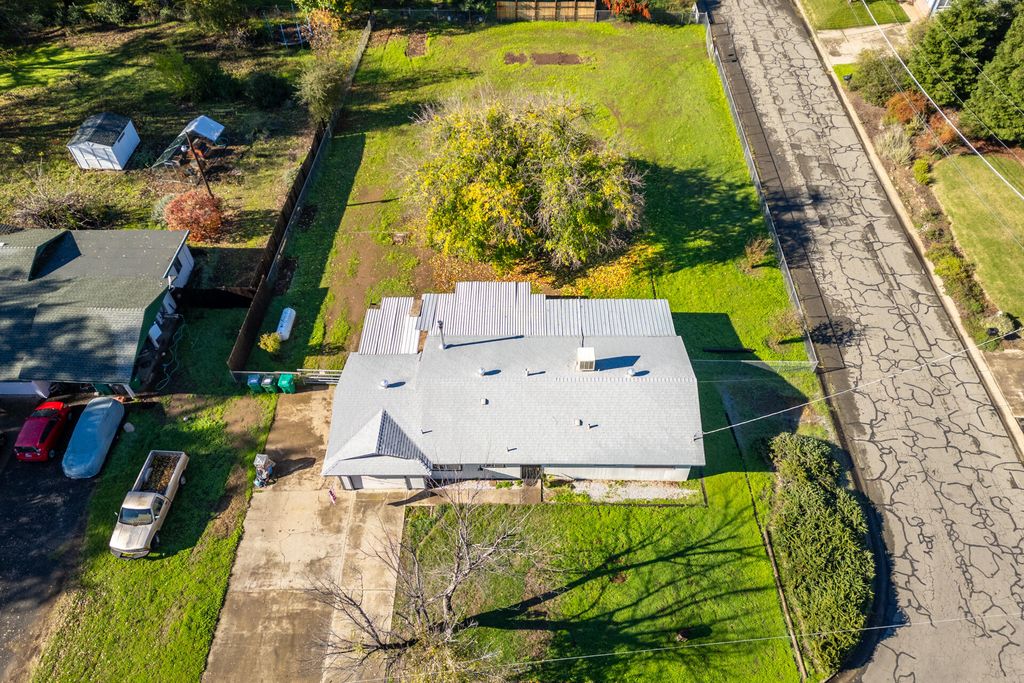 6874 Weeks Road, Redding, CA 96002