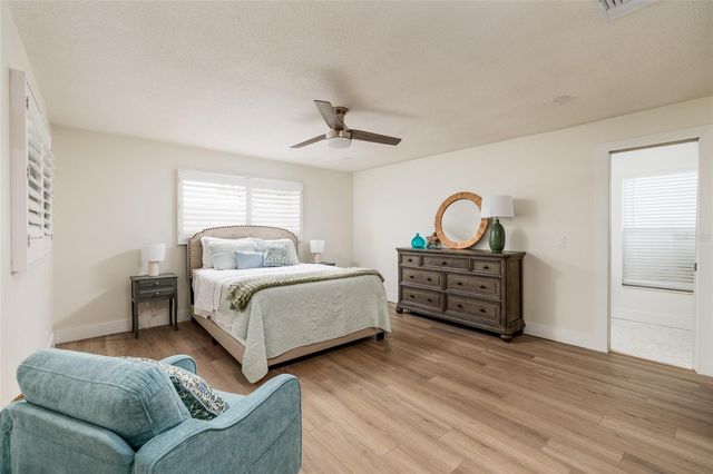 165 97TH AVENUE NE, St Petersburg, FL 33702