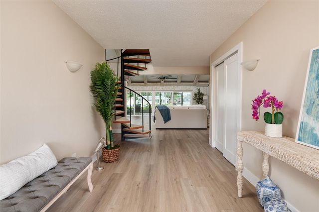165 97TH AVENUE NE, St Petersburg, FL 33702