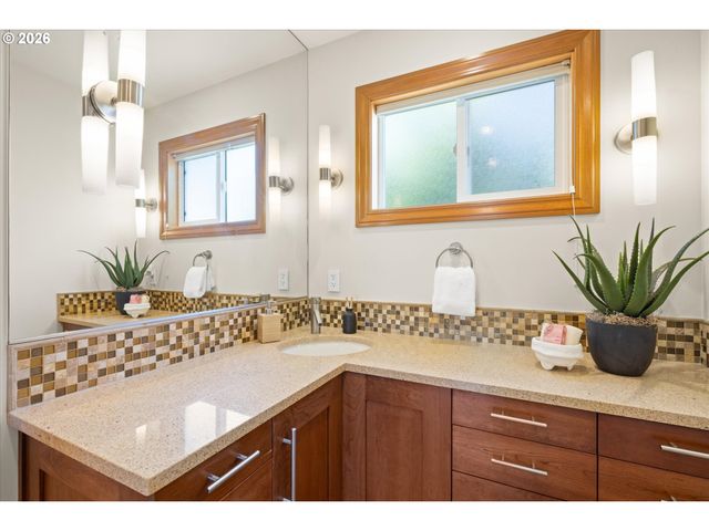 221 Sw TEXAS St, Portland, OR 97219