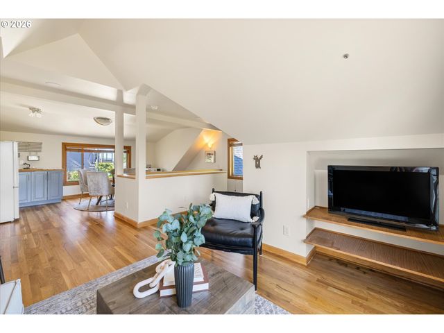 221 Sw TEXAS St, Portland, OR 97219