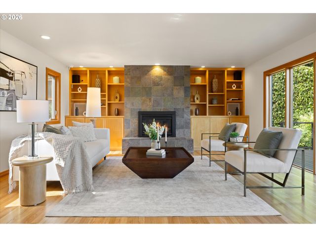221 Sw TEXAS St, Portland, OR 97219