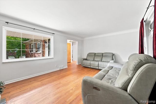 20691 Wedgewood Drive, Grosse Pointe, MI 48236
