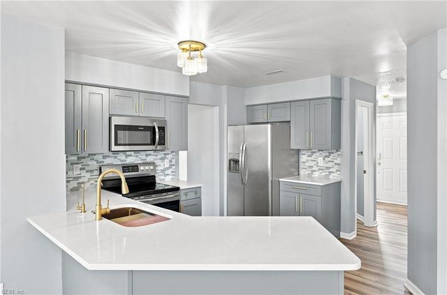 52 Locksley DR, Hampton, VA 23666