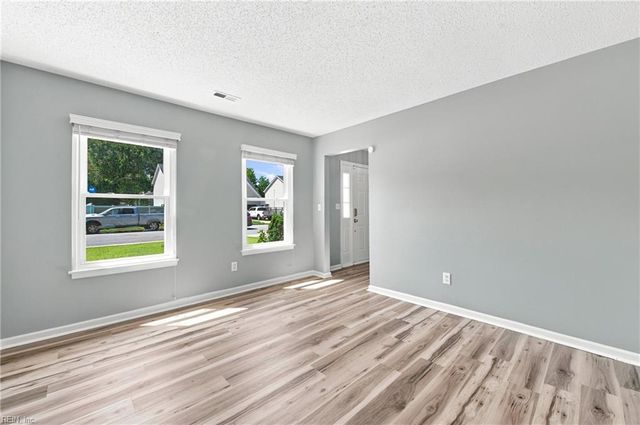 52 Locksley DR, Hampton, VA 23666