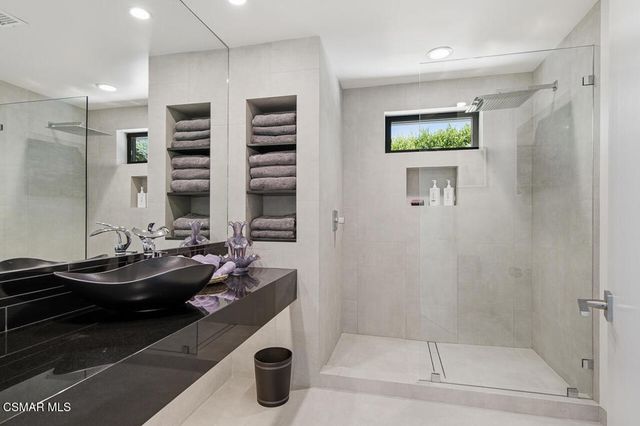 2800 Lynnview Street, Newbury Park, CA 91320