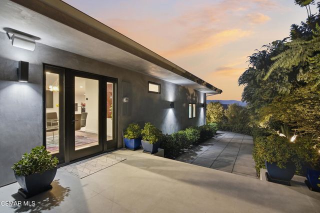 2800 Lynnview Street, Newbury Park, CA 91320
