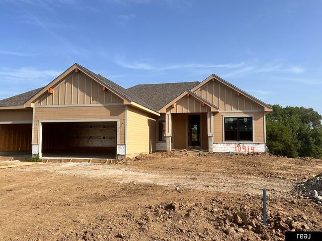 10914 Portage Drive, Papillion, NE 68046