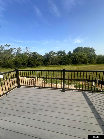 10914 Portage Drive, Papillion, NE 68046