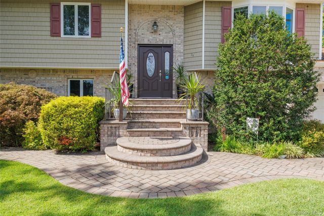 24 Sal Court, Bohemia, NY 11716