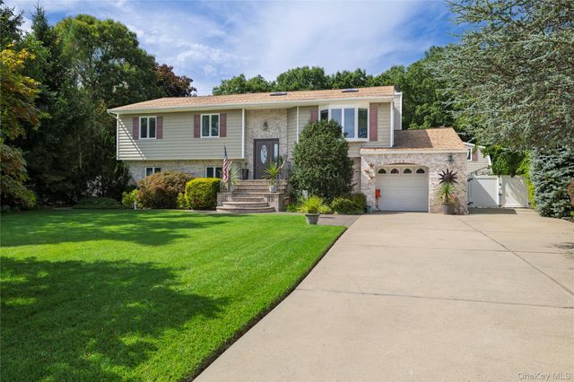 24 Sal Court, Bohemia, NY 11716