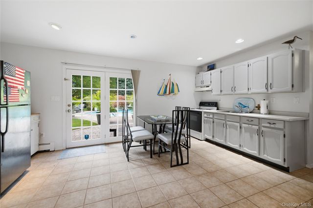 24 Sal Court, Bohemia, NY 11716
